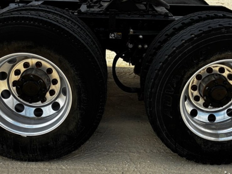 2012-peterbilt-386-image-13