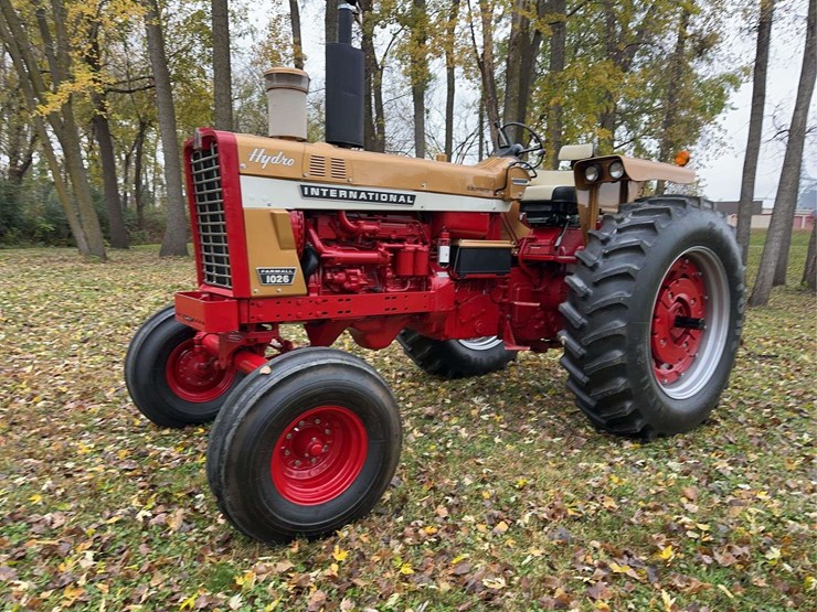 1970-1026-farmall-hydro-row-crop-golden-demonstrator-image-2