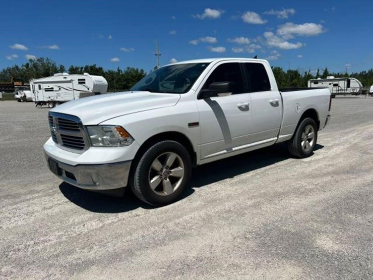 2019-ram-1500-slt-image-1
