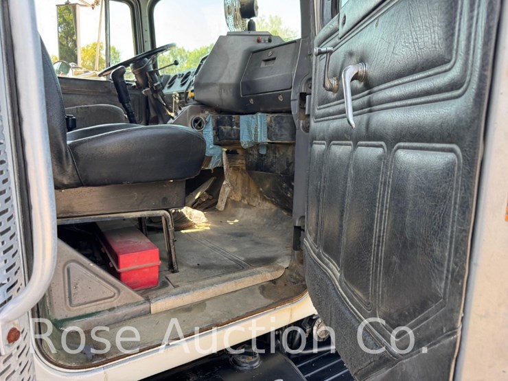 2001-mack-690s-image-20