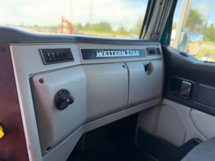 2023-western-star-4900-image-24