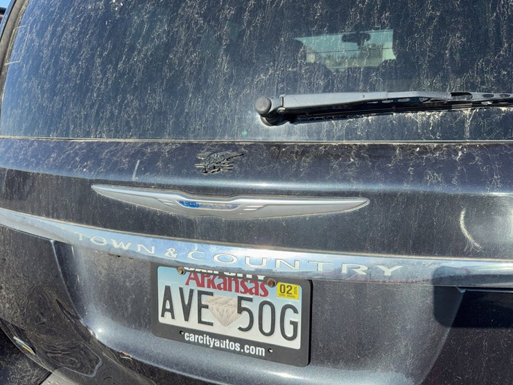 2014-chrysler-town-&-country-image-15