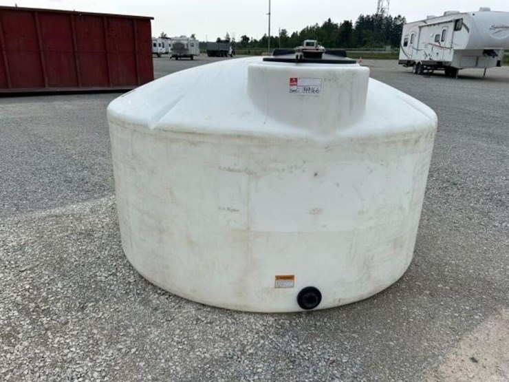water-1,100-gal-polyethylene-tank-image-1