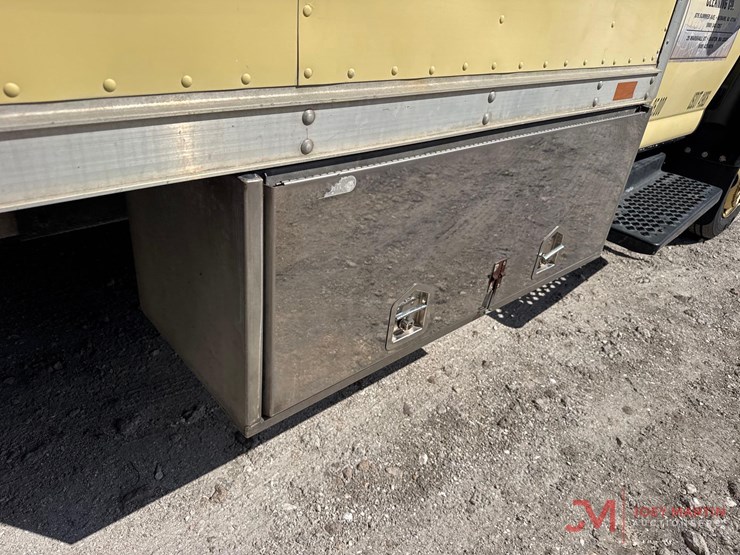 2005-chevrolet-c4500-box-truck-image-32