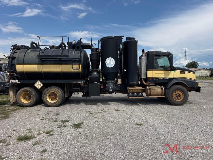 2002-volvo-vac-truck-image-2