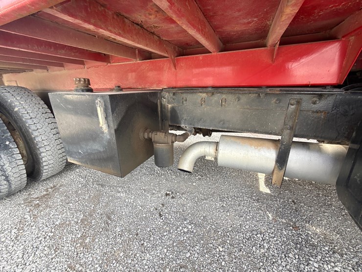 2005-peterbilt-335-image-17