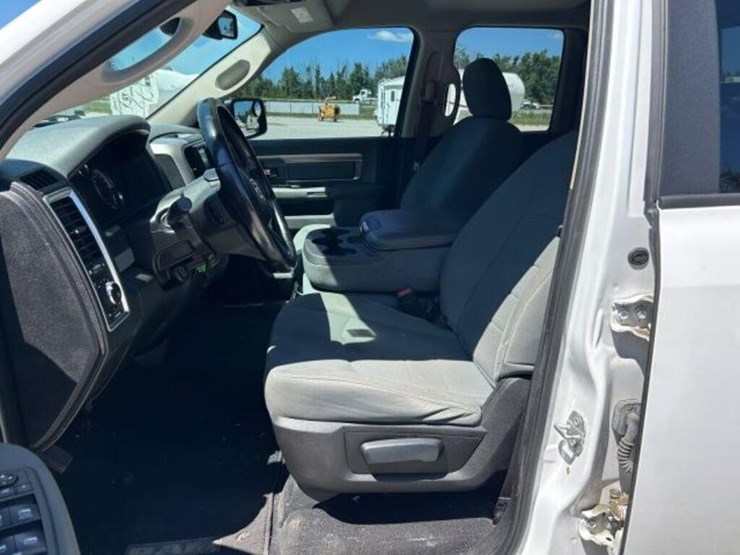 2019-ram-1500-slt-image-18