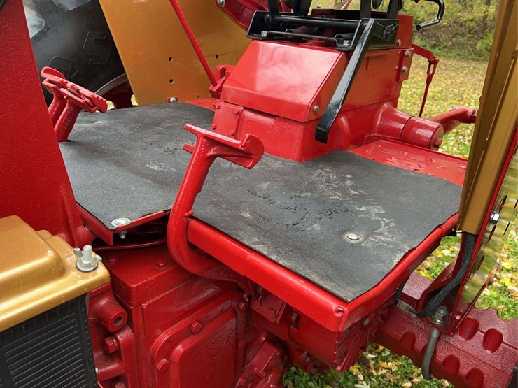 1970-farmall-826-hydro-diesel-row-crop-golden-demonstrator-image-52