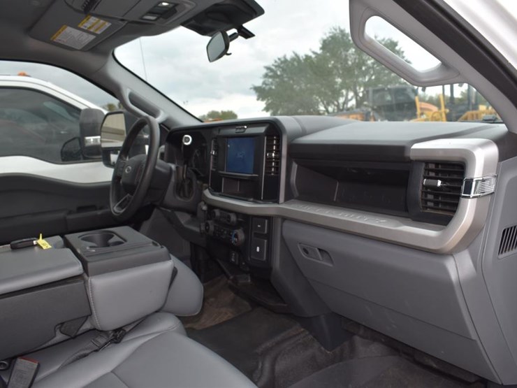 2025-ford-f350-image-17