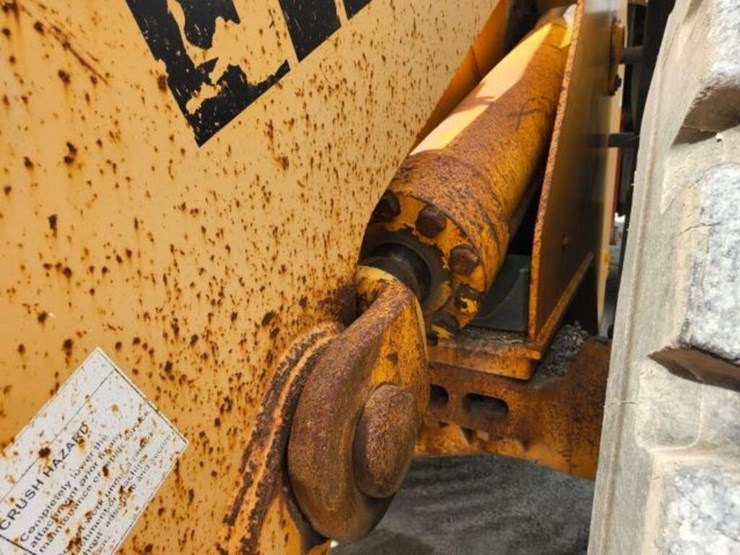 2011-liebherr-l586-image-54