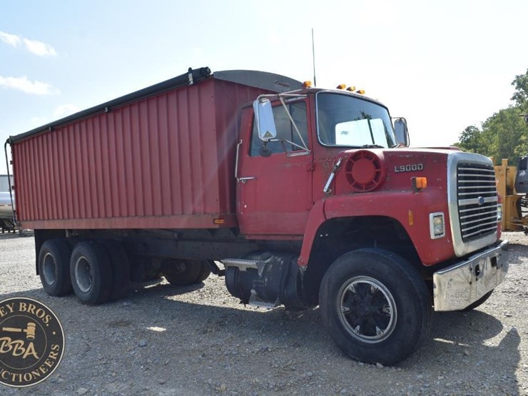 1976-ford-l9000-image-7