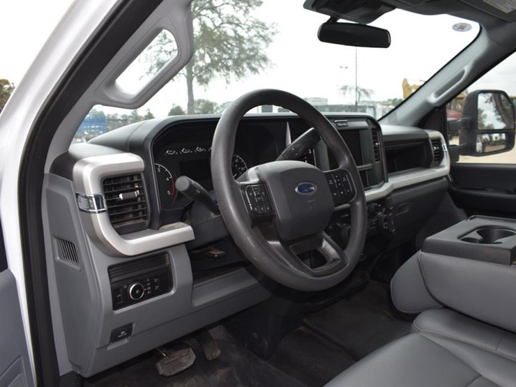 2025-ford-f350-image-14