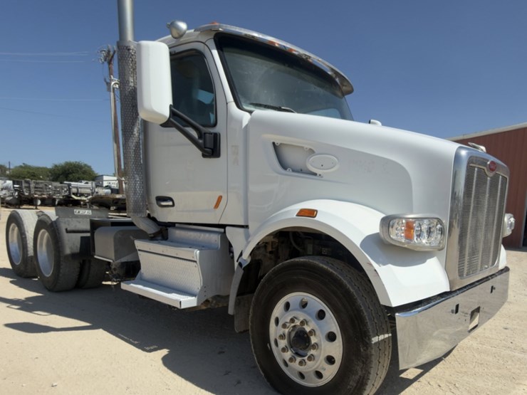 2020-peterbilt-567-image-3