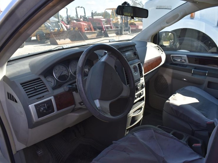 2009-chrysler-van-(vin-#-2a8hr54129r683758)-(showing-appx-160,511-miles,-up-image-6