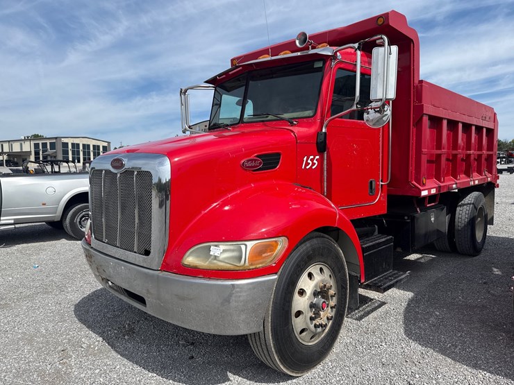 2005-peterbilt-335-image-1