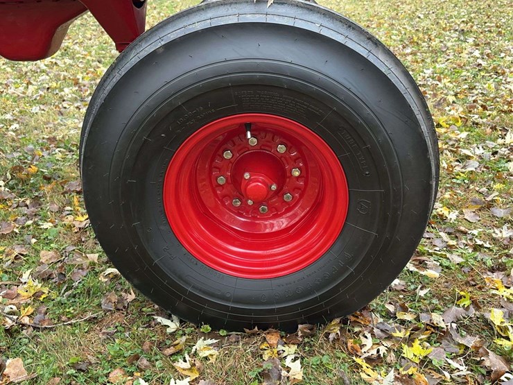 1970-1026-farmall-hydro-row-crop-golden-demonstrator-image-17