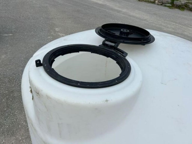 water-1,100-gal-polyethylene-tank-image-6
