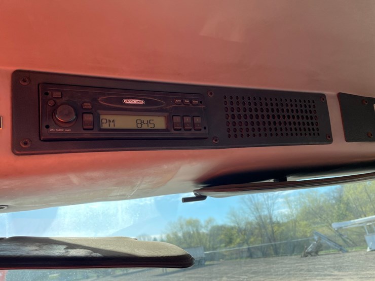 2002-freightliner-fl80-image-58