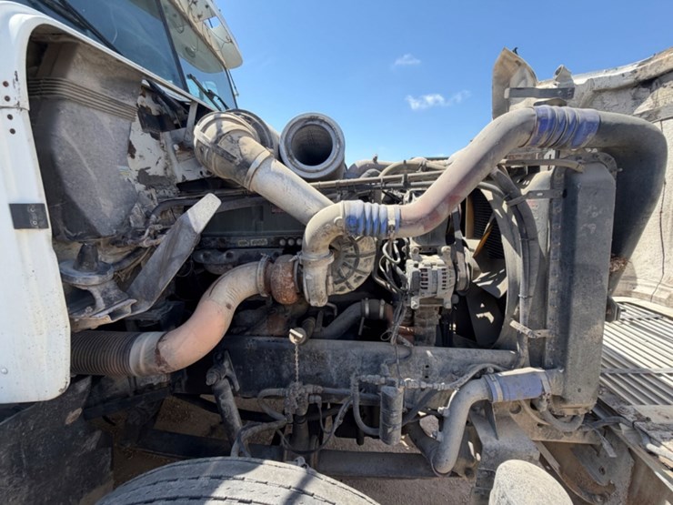 2000-freightliner-fld120-image-8