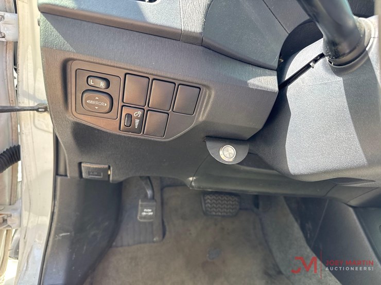 2013-toyota-prius-hybrid-hatchback-image-26