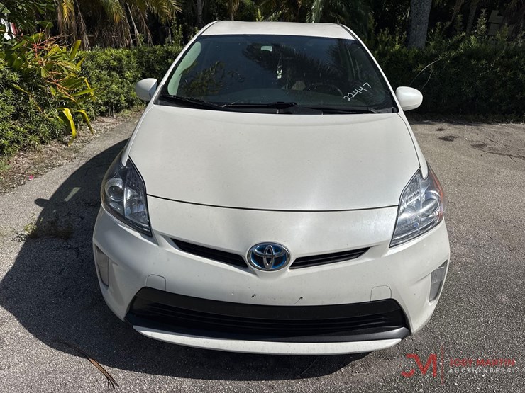 2013-toyota-prius-hybrid-hatchback-image-5