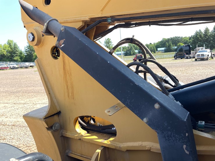 2014-caterpillar-tl642c-image-26