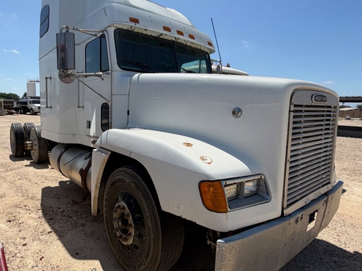 2000-freightliner-fld120-image-4