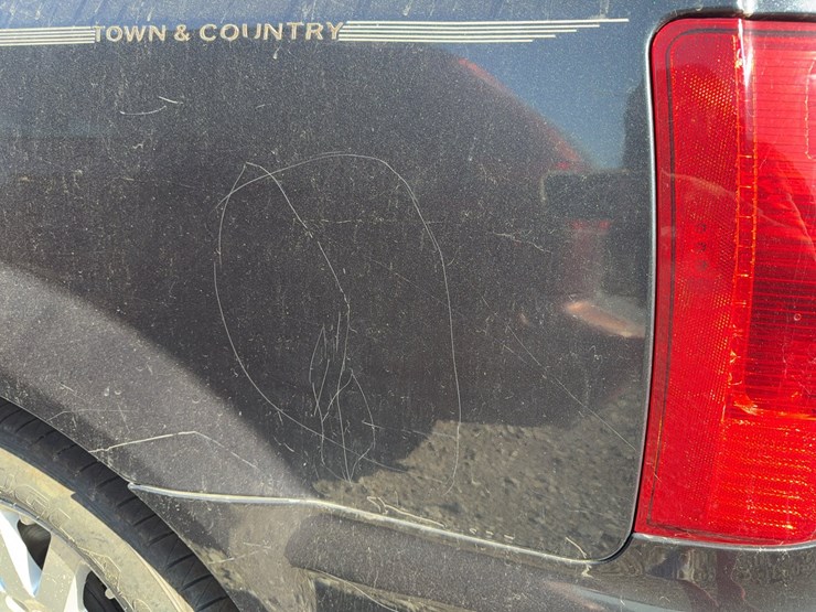 2014-chrysler-town-&-country-image-9