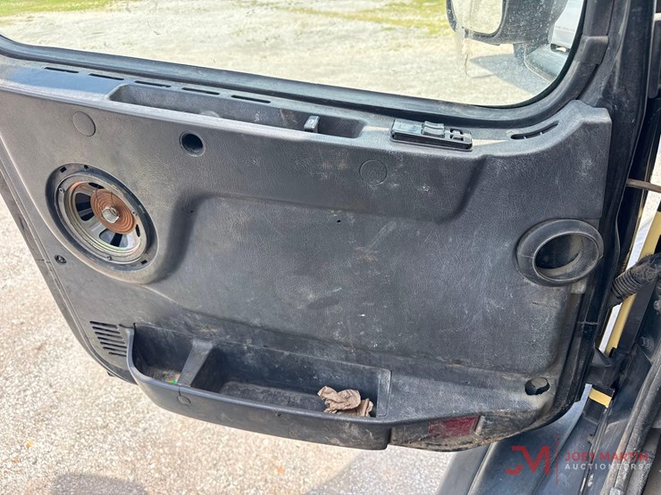 2002-volvo-vac-truck-image-42