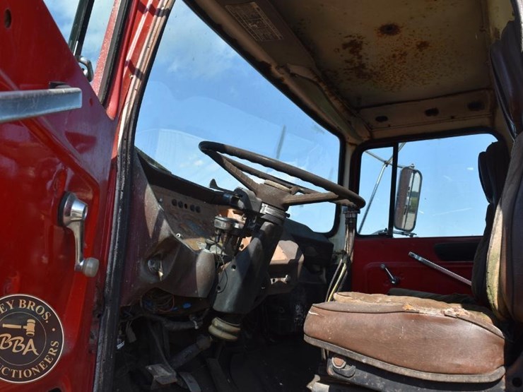 1976-ford-l9000-image-26