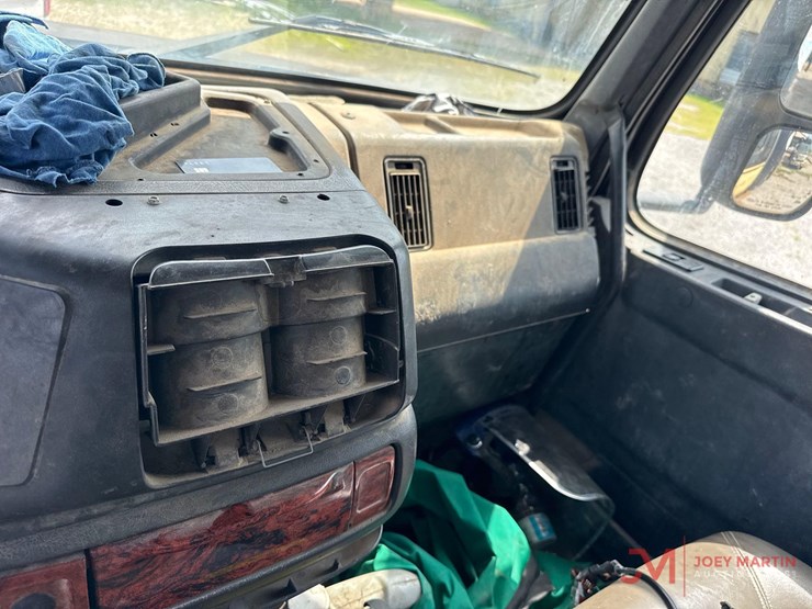 2002-volvo-vac-truck-image-38