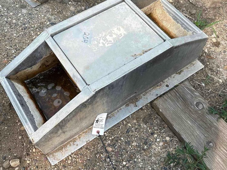 2-hole-smidley-stainless-hog-water-image-2