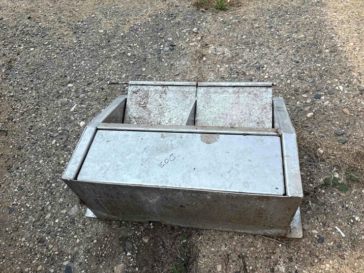 2-hole-smidley-stainless-hog-water-image-5