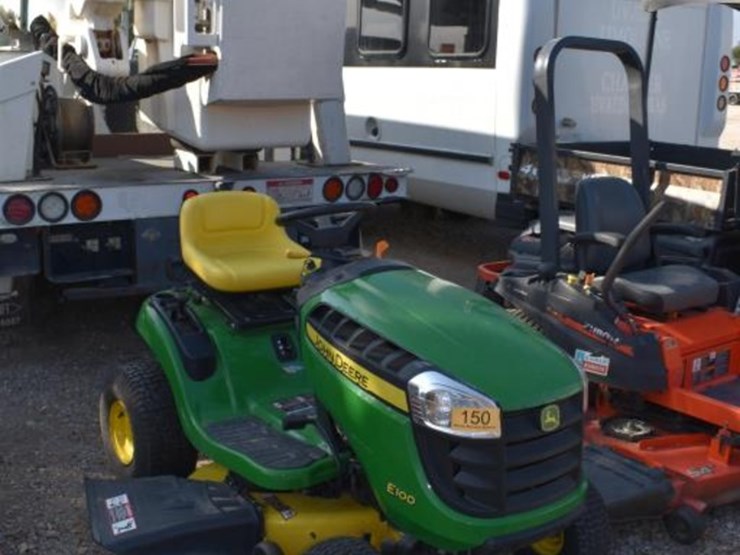 "jd-e100-riding-mower-(serial-#-1gxe100ejkl205377)-(showing-appx-133-hours,-image-1