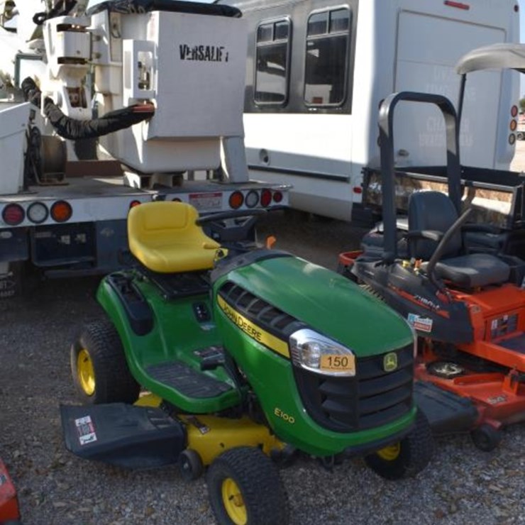 "JD E100 RIDING MOWER (SERIAL # 1GXE100EJKL205377) (SHOWING APPX 133 HOURS,