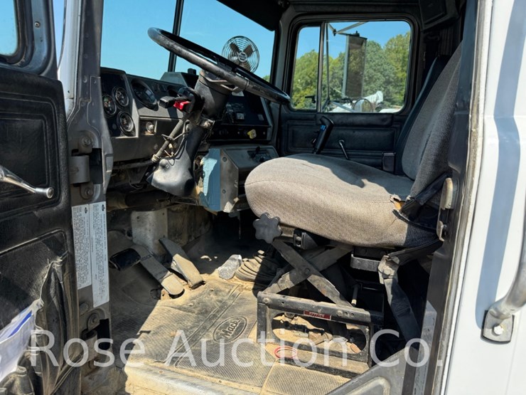 2001-mack-690s-image-21