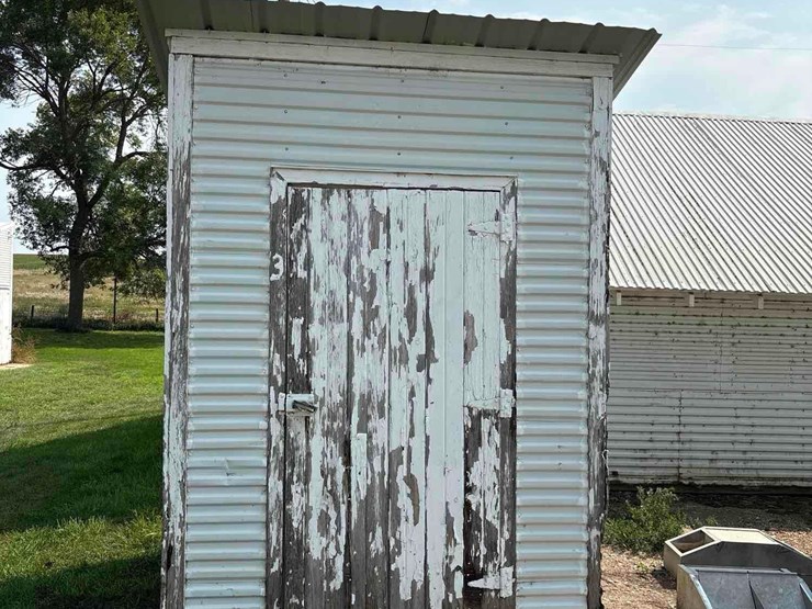 6’x6’-portable-feed-shed-image-1