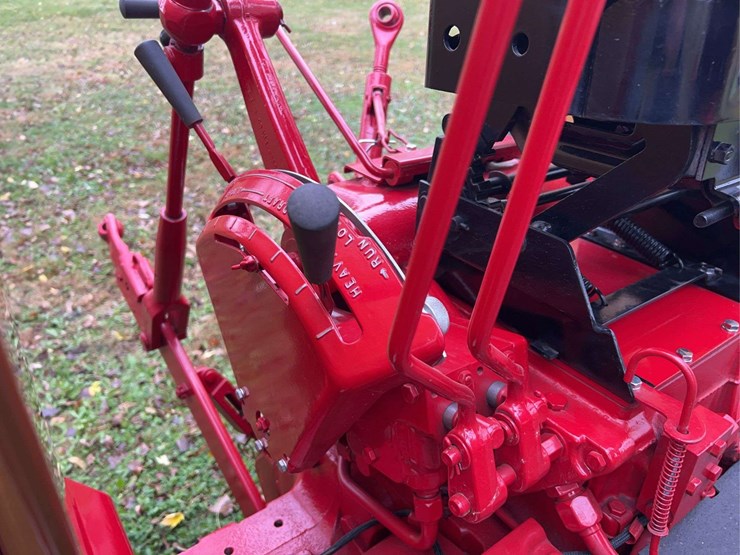 1970-656-farmall-hydro-diesel-row-crop-golden-demonstrator-image-32