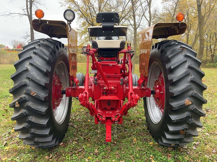 1970-656-farmall-hydro-diesel-row-crop-golden-demonstrator-image-4
