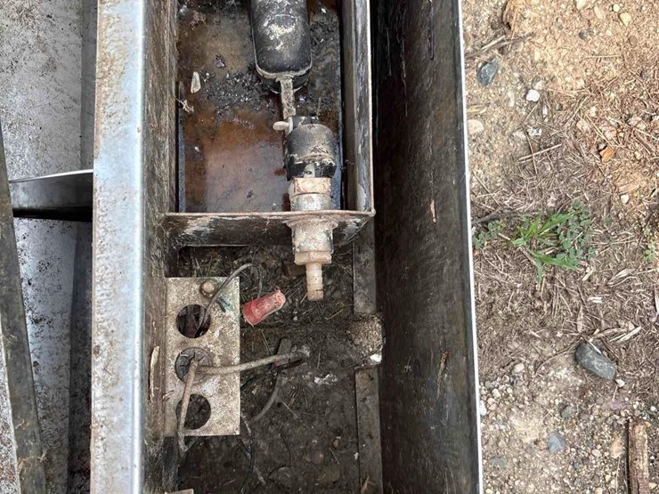 2-hole-smidley-stainless-hog-water-image-6