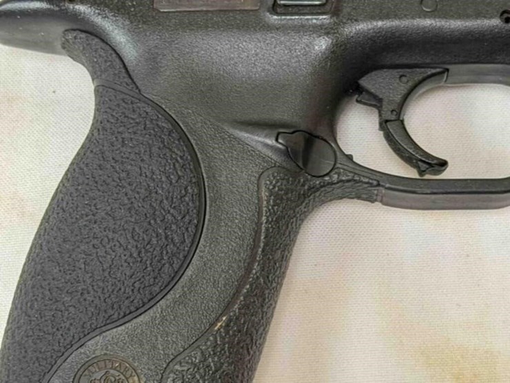 smith-&-wesson-m&p40-40cal-pistol-image-10