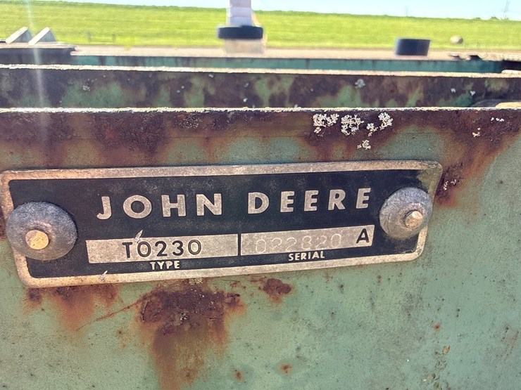 john-deere-230-image-13