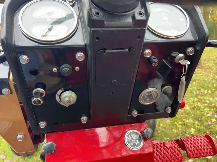 1970-656-farmall-hydro-diesel-row-crop-golden-demonstrator-image-68