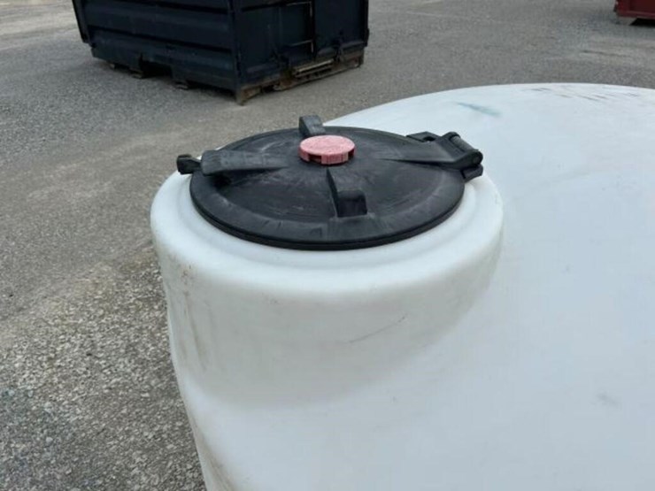 water-1,100-gal-polyethylene-tank-image-4