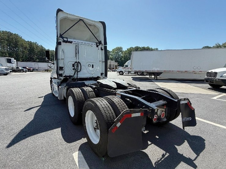 2013-freightliner-cascadia-126-image-2