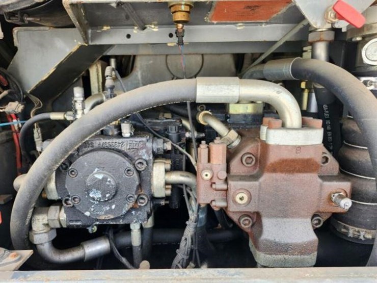 2011-liebherr-l586-image-30