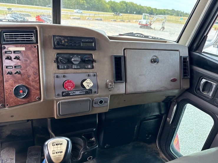 2005-peterbilt-335-image-30