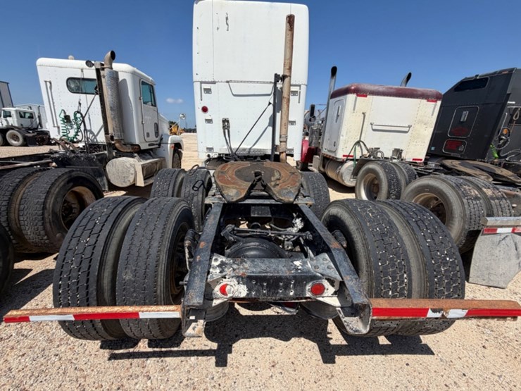 2000-freightliner-fld120-image-6