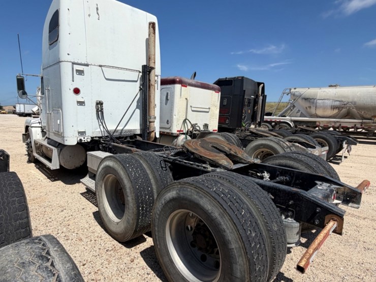 2000-freightliner-fld120-image-2