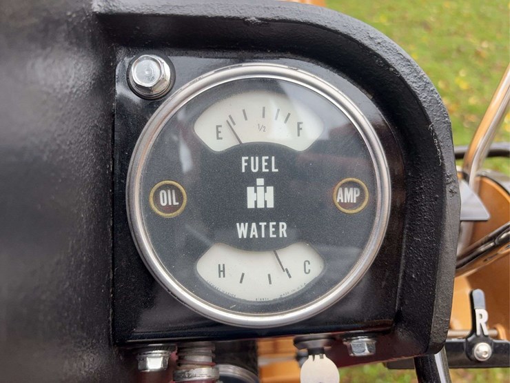 1970-1456-farmall-row-crop-mfwa-golden-demonstrator-image-56